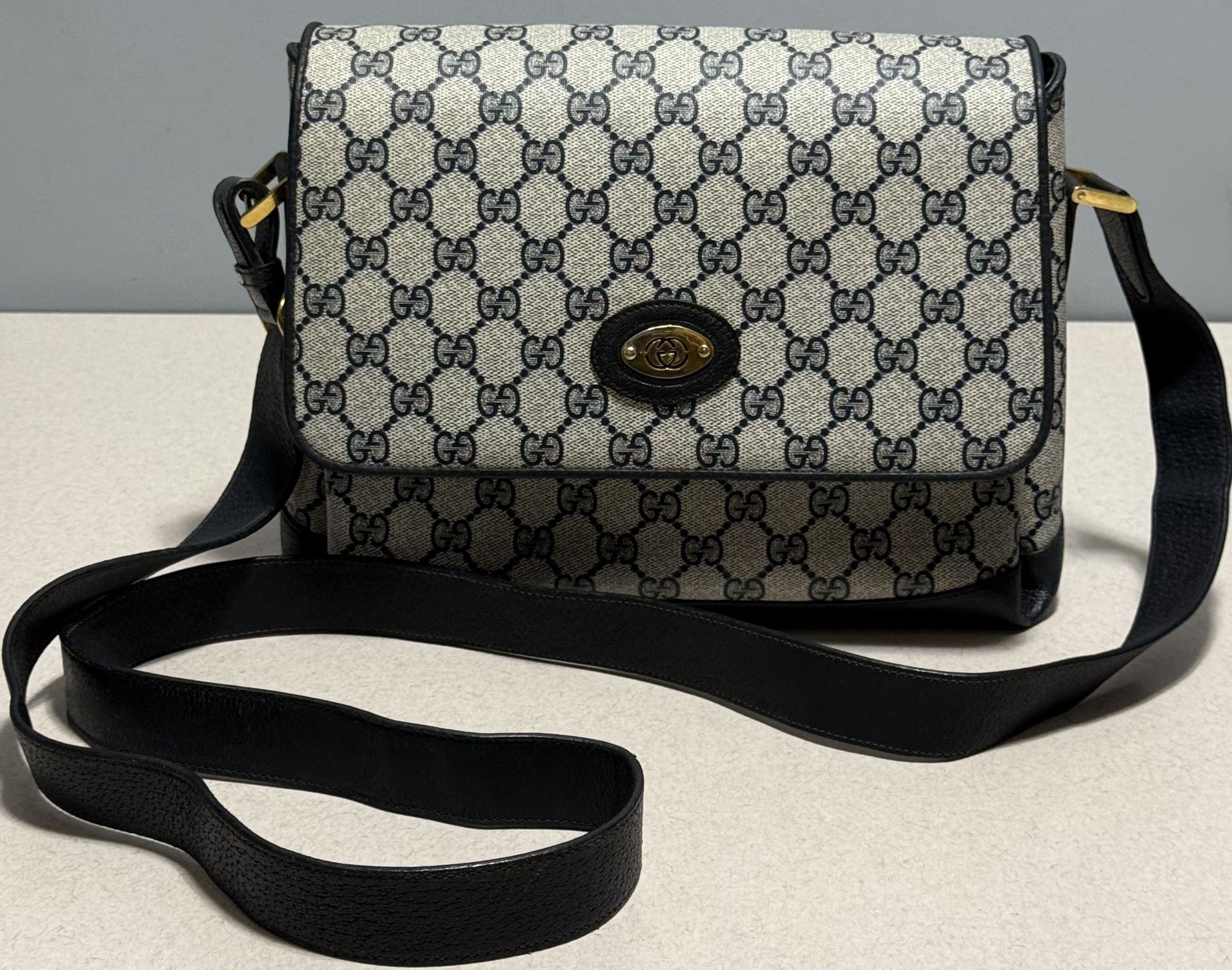 Gucci Vintage GG Supreme Crossbody Bag