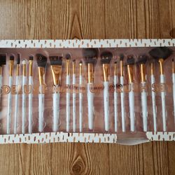 Brand New In Box: Makeup Brush Set