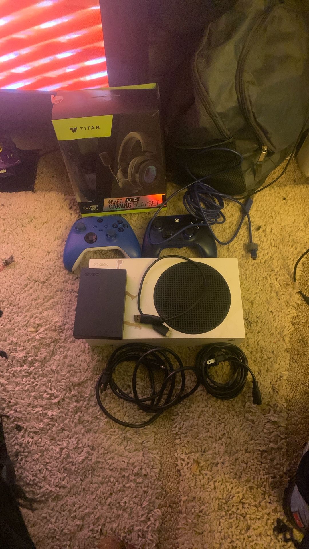 Xbox Series S, Titan Led Headset, 2 Xbox Controller, Sea gate 2tb Storage