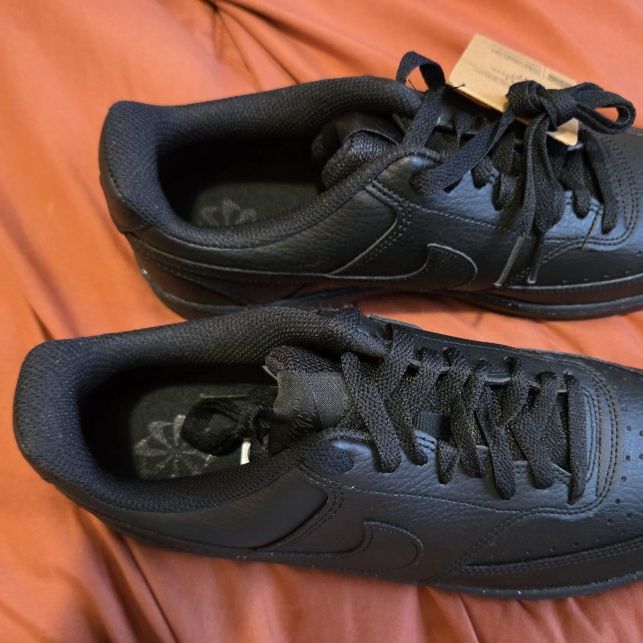 NEW NIKE SNEAKER All Black