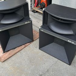 Very Nice SP-3 Peavey Speakers In Good Working Conditions 