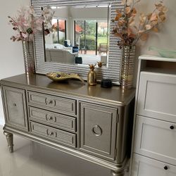 Dresser With Mirror 