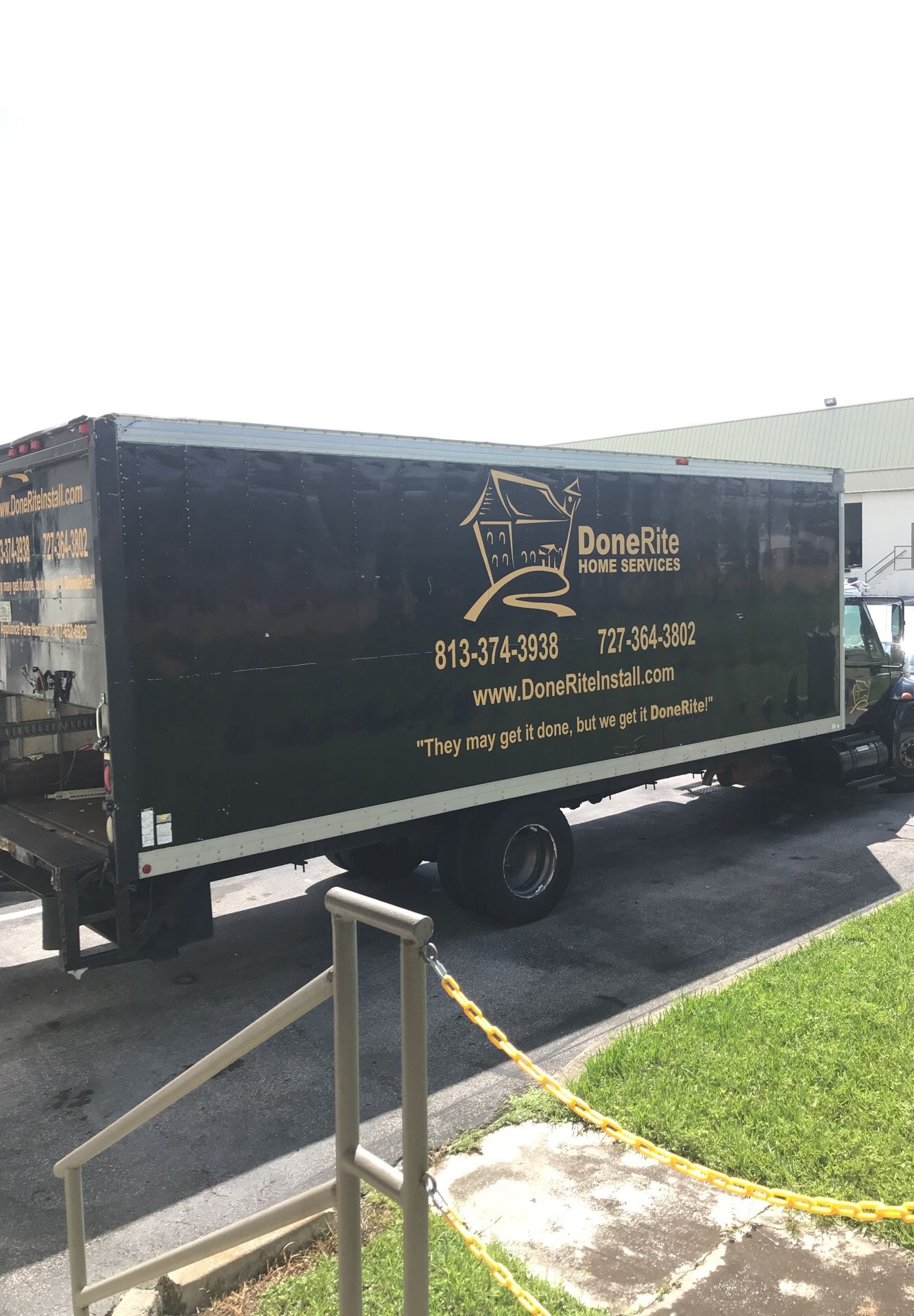 26 foot box truck with 4000lb lift gate