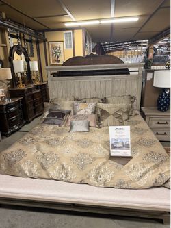 Beckett Queen Bedset( Displayed as King)