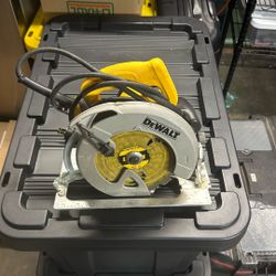 DEWALT dwe575 Lightweight Circular Saw