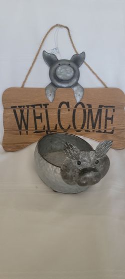 2 FARMHOUSE PIG DECOR HANGING WELCOME SIGN AND PIG BOWL