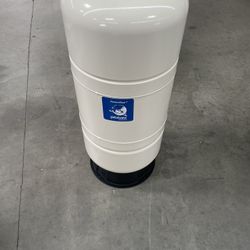 Global Water Solutions PressureWave 34 Gal Vertical Pressurized Well Tank
