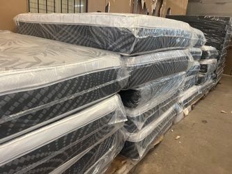 New king  pillow top mattres. $ 199