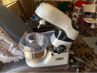 Stand mixer in excellent condition with 3  attachment stainless steel bowl by cooks