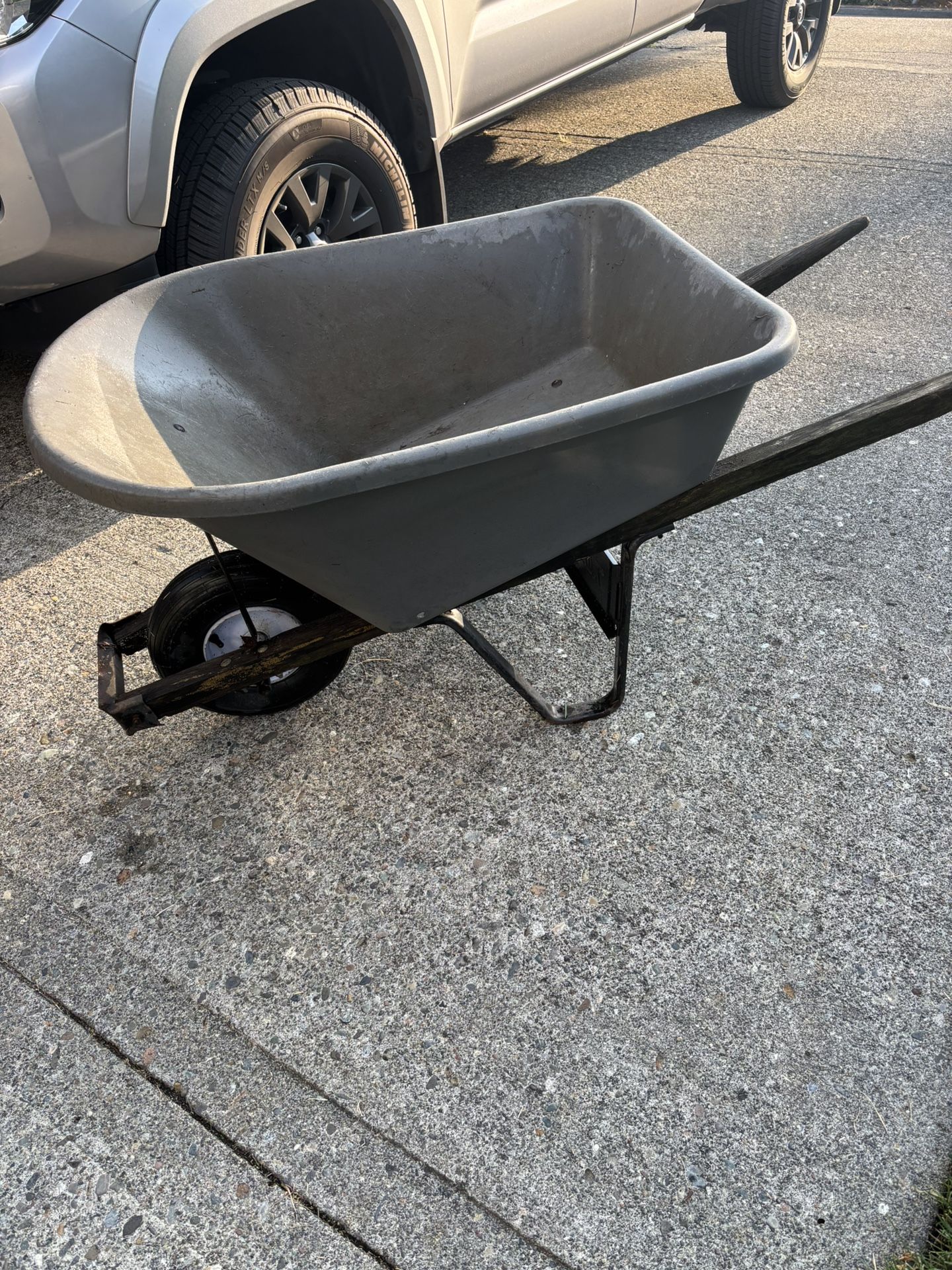 6 cubic foot Plastic Wheel Barrow