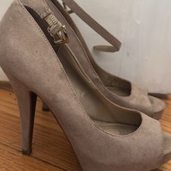 Women’s Size 7 Nude g by Guess Heels
