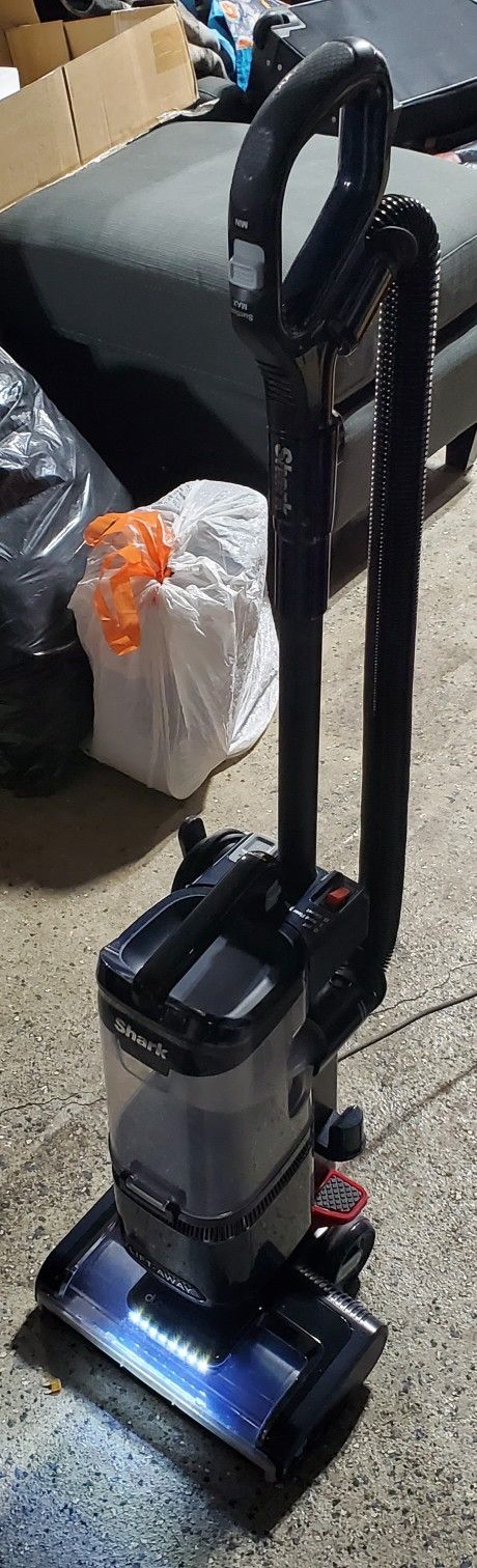 SHARK PERFORMANCE LIFT-AWAY (ADV) DUO CLEAN POWER FINS (ROYAL BLUE) VACUUM