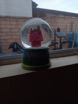 Peanuts Snoopy Snow Globe
