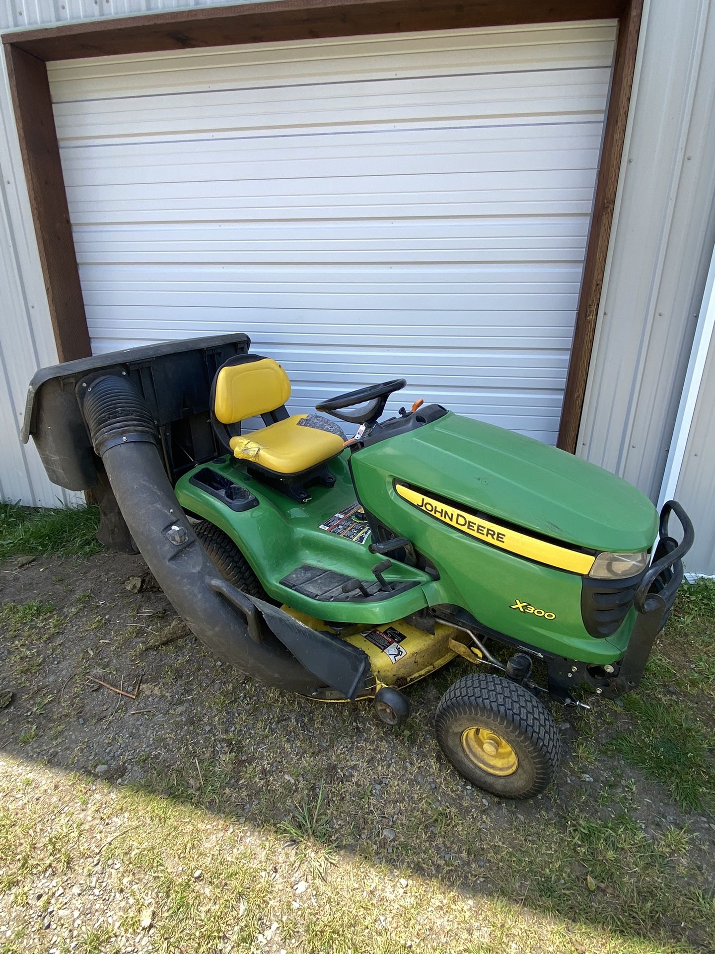 John Deere X300 Mower Riding Lawnmower