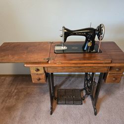 Singer Model 15 Sewing Machine 