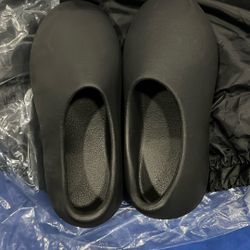 Yeezy Size Four Shoes Asking 30$ OBO