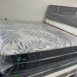 KING SIZE SEALY POSTUREPEDIC PLUS MATTRESS & BOX SPRINGS BED SET