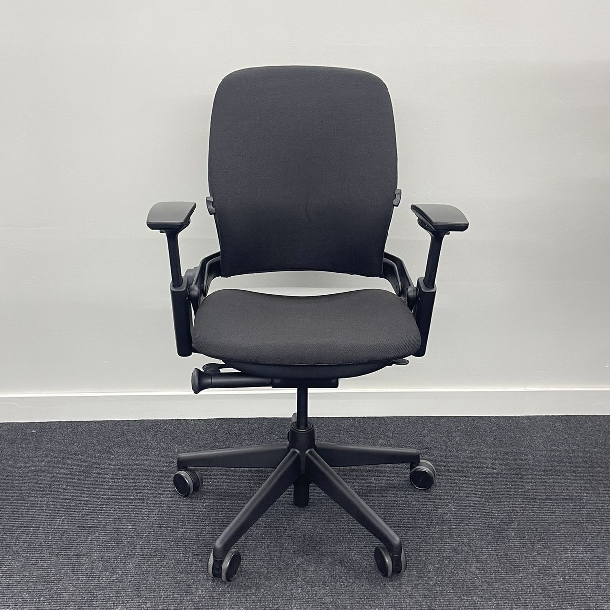 LIKE NEW STEELCASE LEAP V2 CHAIR! FULLY LOADED WITH LUMBAR SUPPORT!