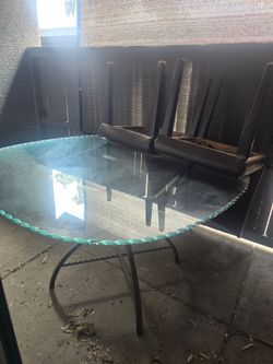 Free round glass table