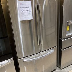 Samsung - 28 cu. ft. 3-Door French Door Refrigerator with Family Hub - Stainless Steel Retail $2,399