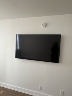 Samsung 60" Crystal 4K UHD Smart TV (Model: UN60TU700D) - Works Great!