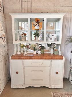 Hutch / Buffet / Credenza / Cabinet