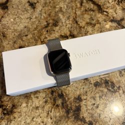 Apple Watch Series 8 (45mm Stainless Steel Gold)