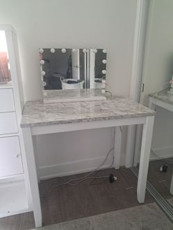 Makeup table/ small pub table