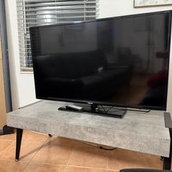 Tv Samsung And Table