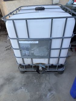 Water tank . Tanque de agua