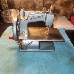 1940 Baby Brother Sewing Machin 