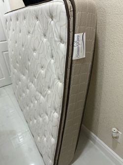 Queen Size Mattress - Savannah Living Pillow Top (Like New)