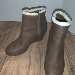 JASMIN Women's JSHEP Cognac Faux Leather Boots Size: 6M. They have some wear from age and use. Sold as is.