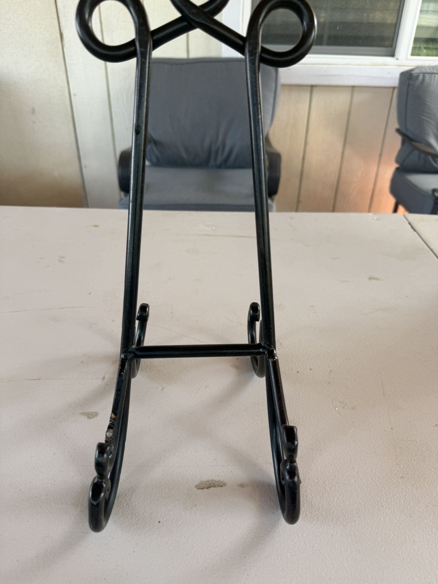 Black Metal Easel Stand