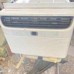 Frigidaire AC unit 10,00 BTU 
