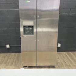 Frigidaire Side By Side Refrigerator O 8G 