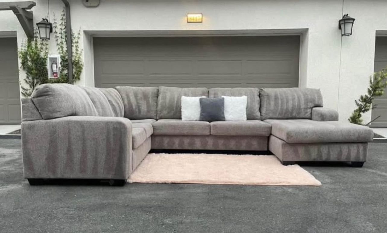Huge Light  Grey Sectional Couch Sofa From Ashley Furniture In Excellent Condition - FREE DELIVERY 🚛