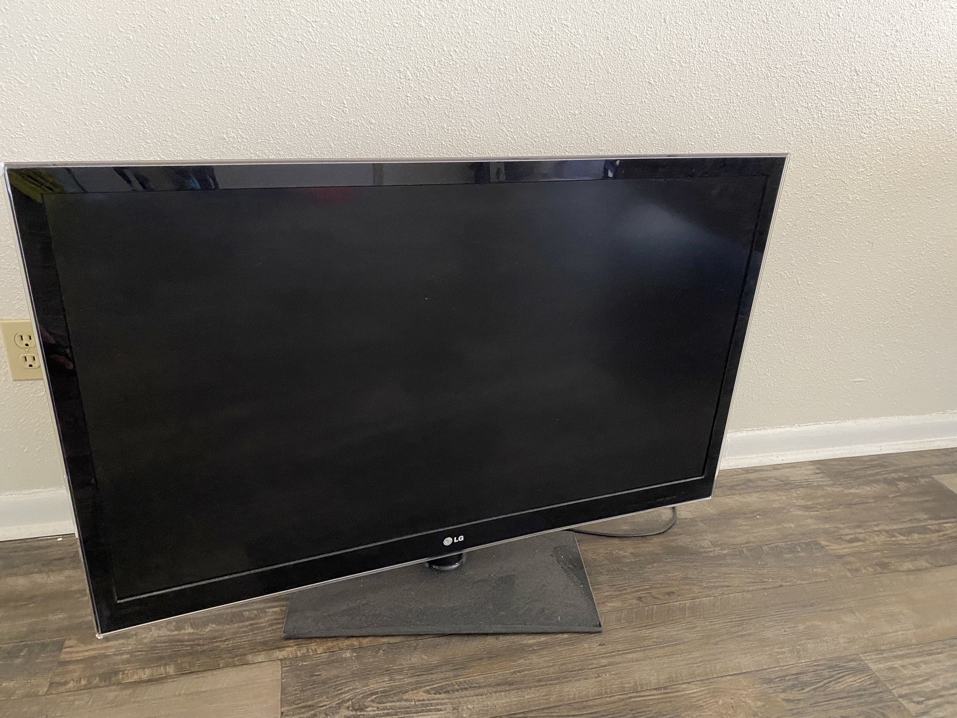 LG Infinia 47LW5600 47-Inch 3D 1080p LED-LCD HDTV/Smart TV (2011 Model)