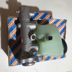 Toyota master cylinder (oem )