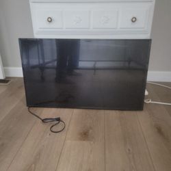 39" Toshiba  With Wall bracket Roku Stick 