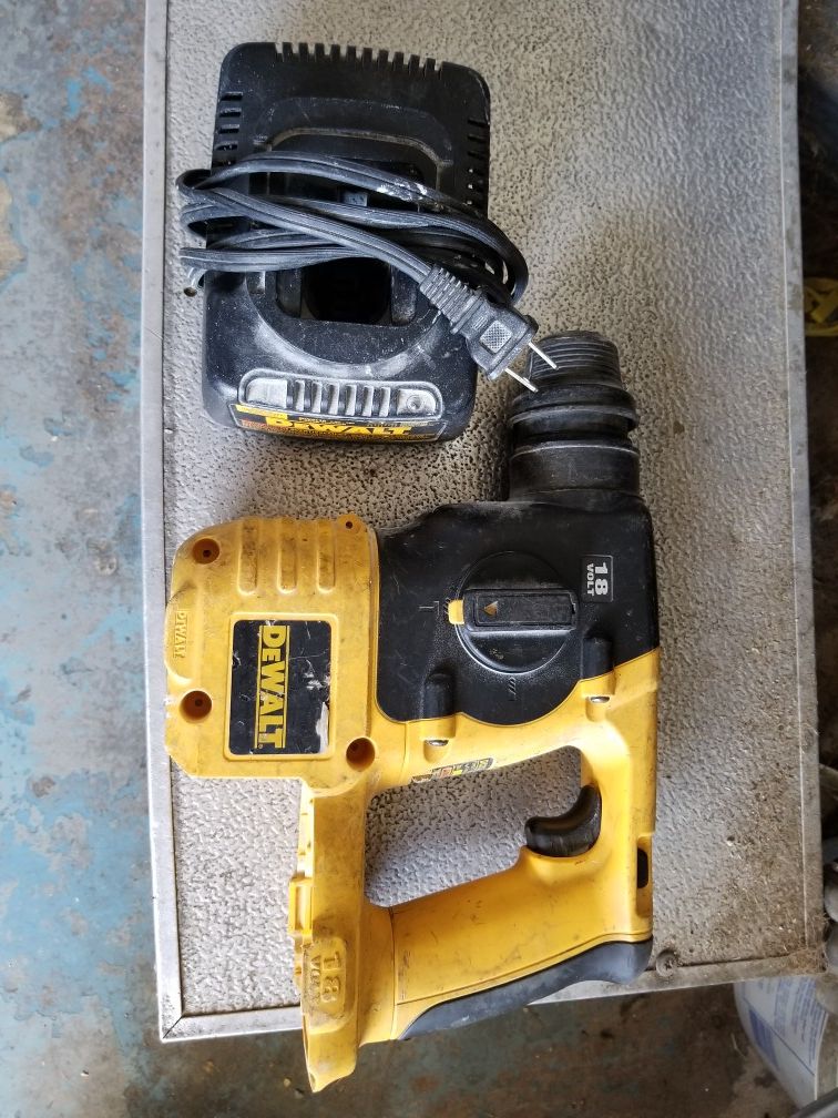 DEWALT.. ROTARY HAMMER 18V with charger... no battery