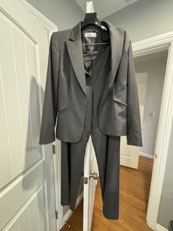 Tahari size 6 Women’s Pant Suit - Grey
