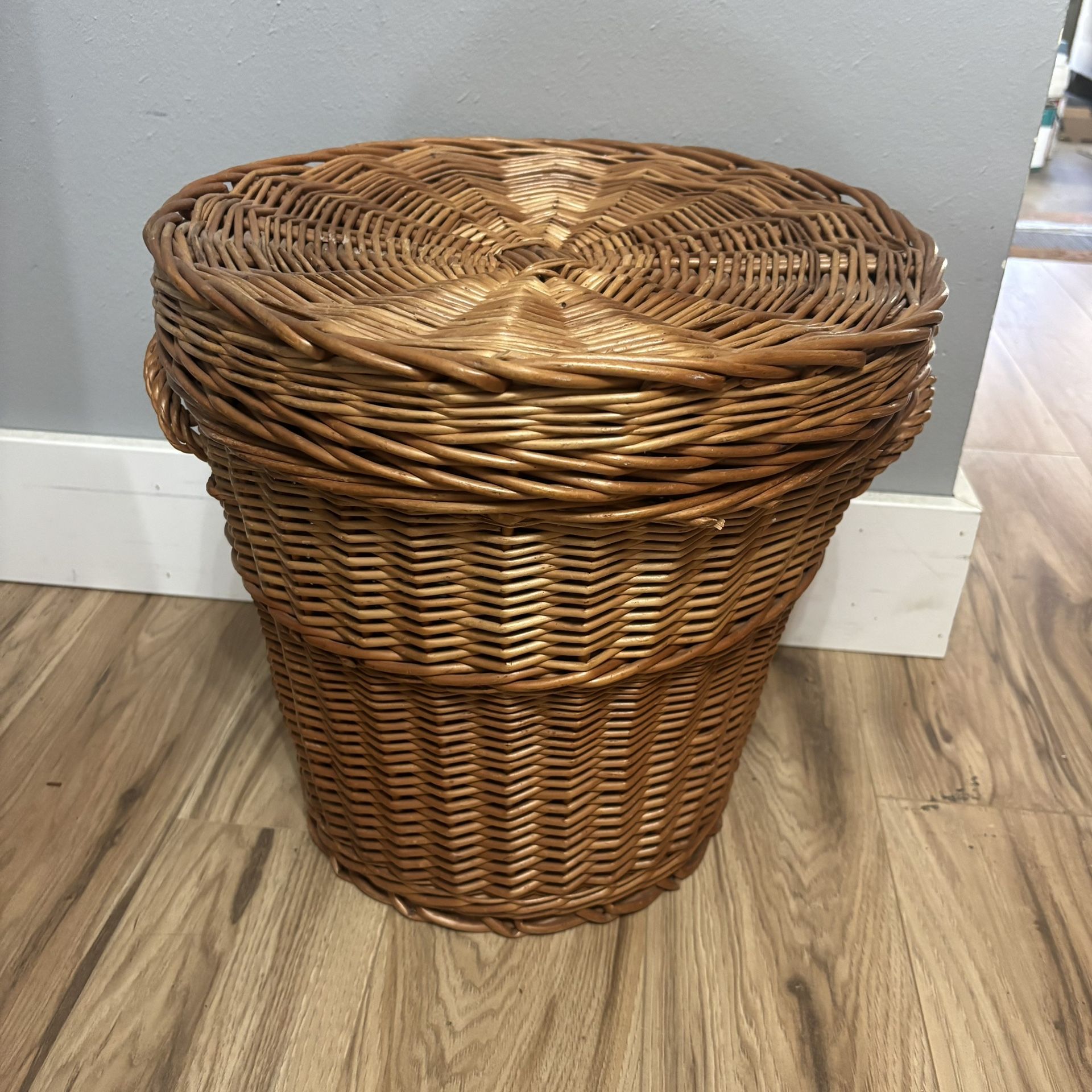 Wicker Garbage/Laundry Hamper 