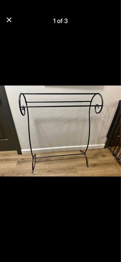 Wrought iron quilt/blanket/towel holder