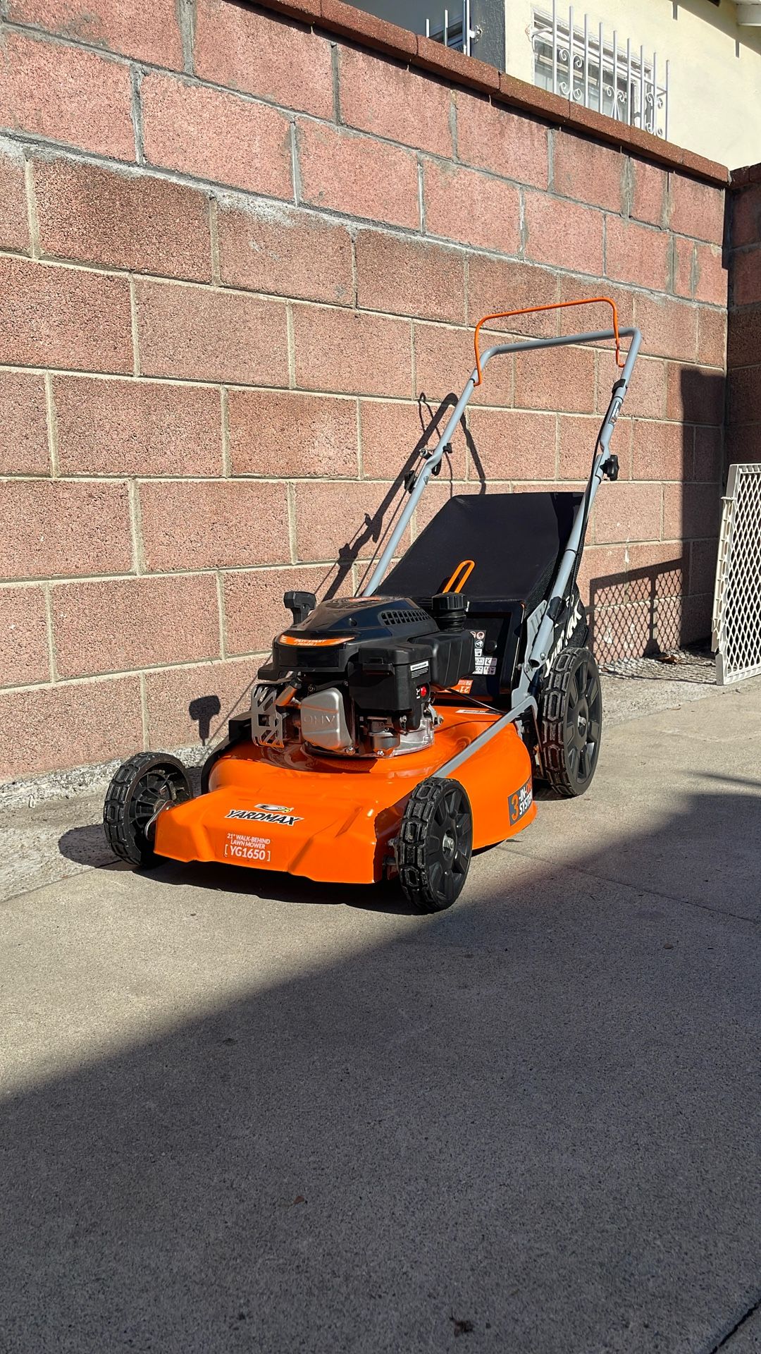 YARDMAX PUSH LAWN MOWER