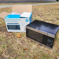 GE® .7 Cu. Ft. Capacity Countertop Microwave Oven

700 Watt