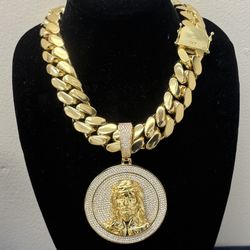 4.5” bust down rapper big Jesus pendant and super heavy Cuban links necklace🔥🔥🔥 Available In Rose Gold As Well ✅✅✅