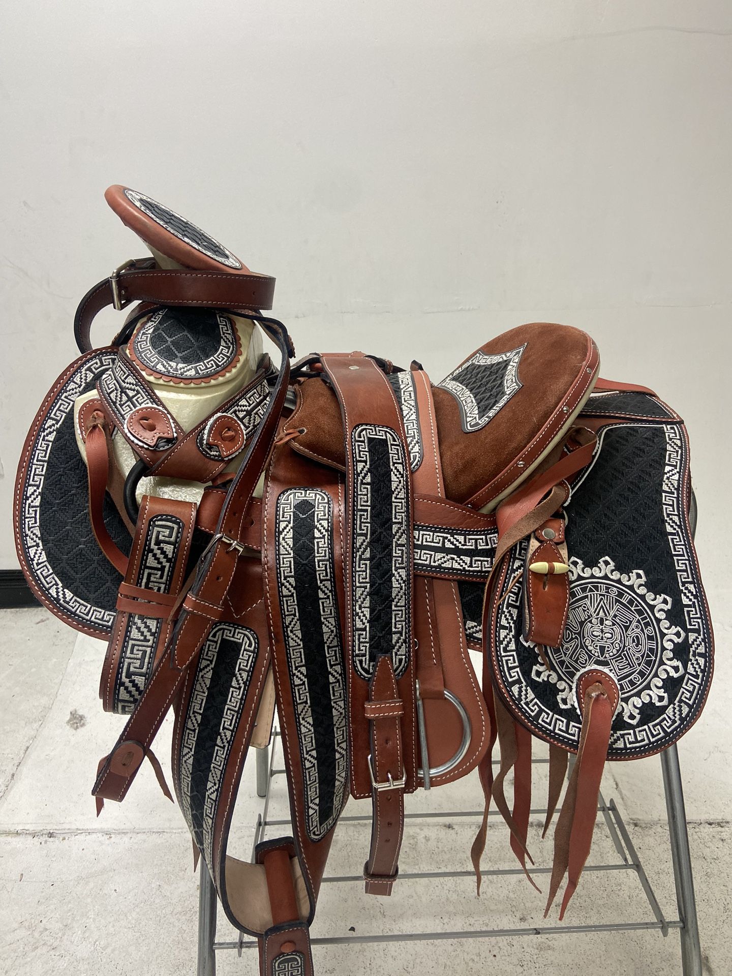 Nueva Montura Charra Bordada Con Cantinas Desmontables