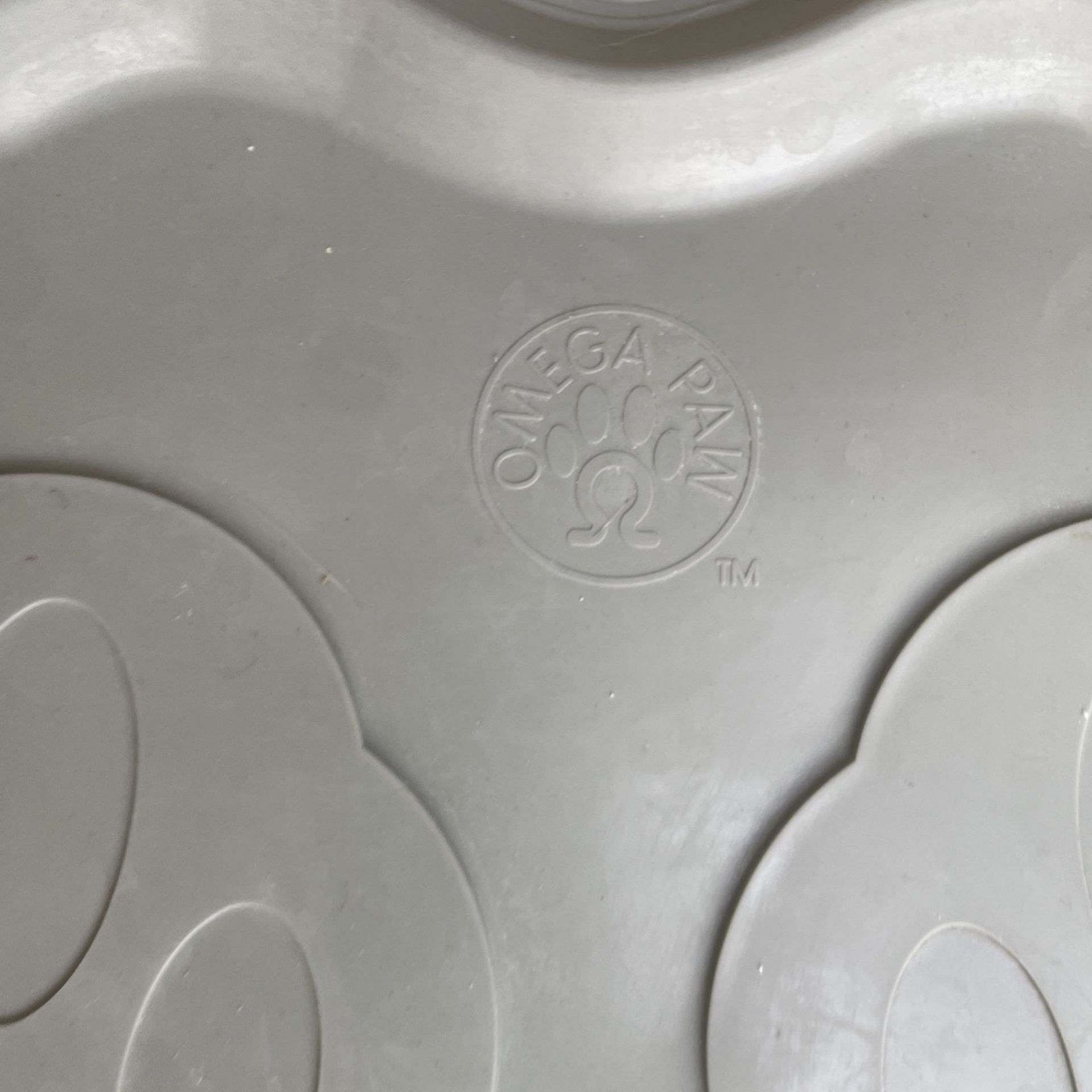 Omega Paw Hungry Pet Food Bowls And Matt for Sale in Santa Ana, CA