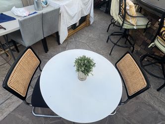 Dinning table with two beautiful shares